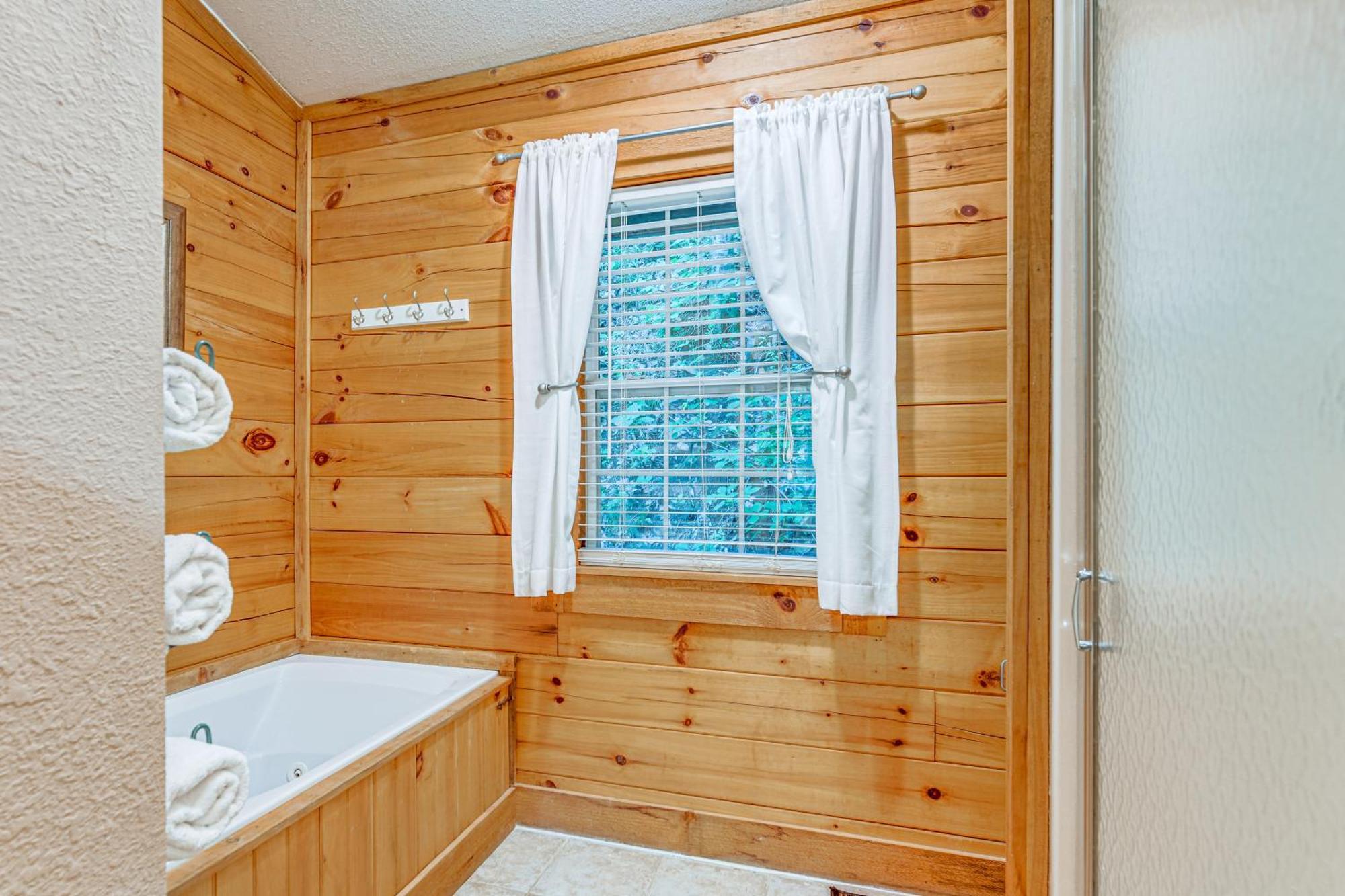 Serene Maggie Valley Retreat With Deck And Hot Tub! Exterior photo