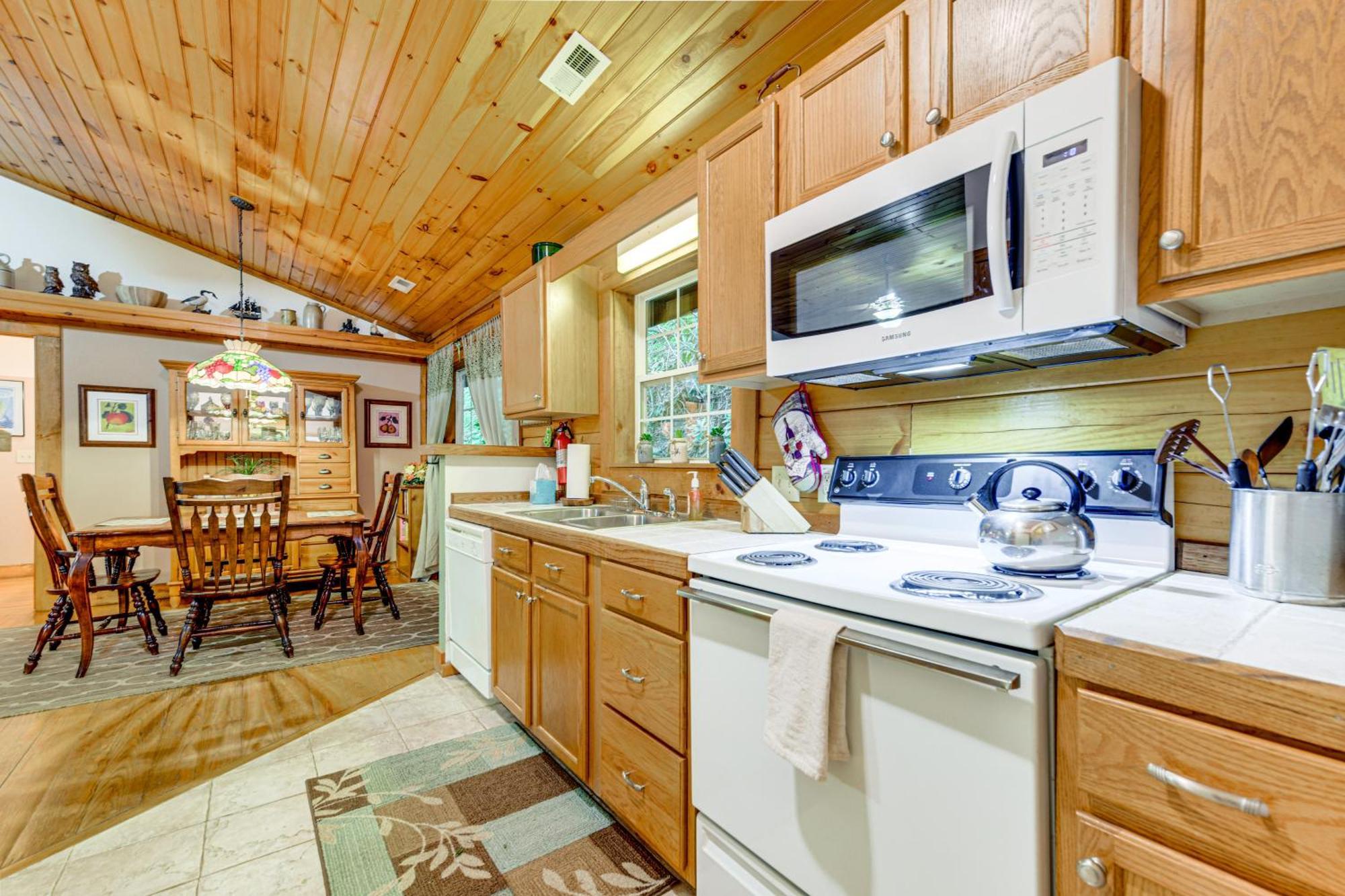 Serene Maggie Valley Retreat With Deck And Hot Tub! Exterior photo