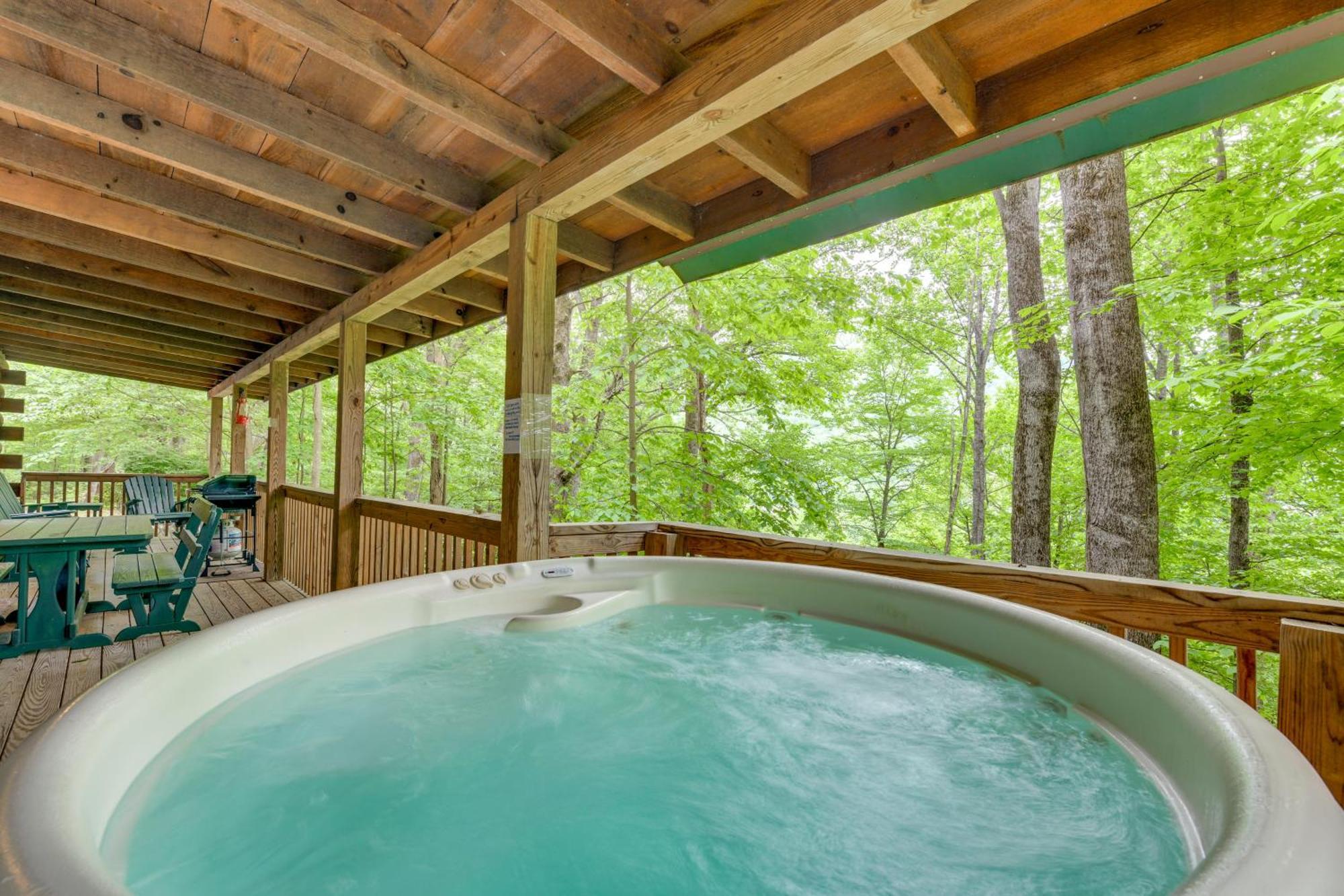 Serene Maggie Valley Retreat With Deck And Hot Tub! Exterior photo