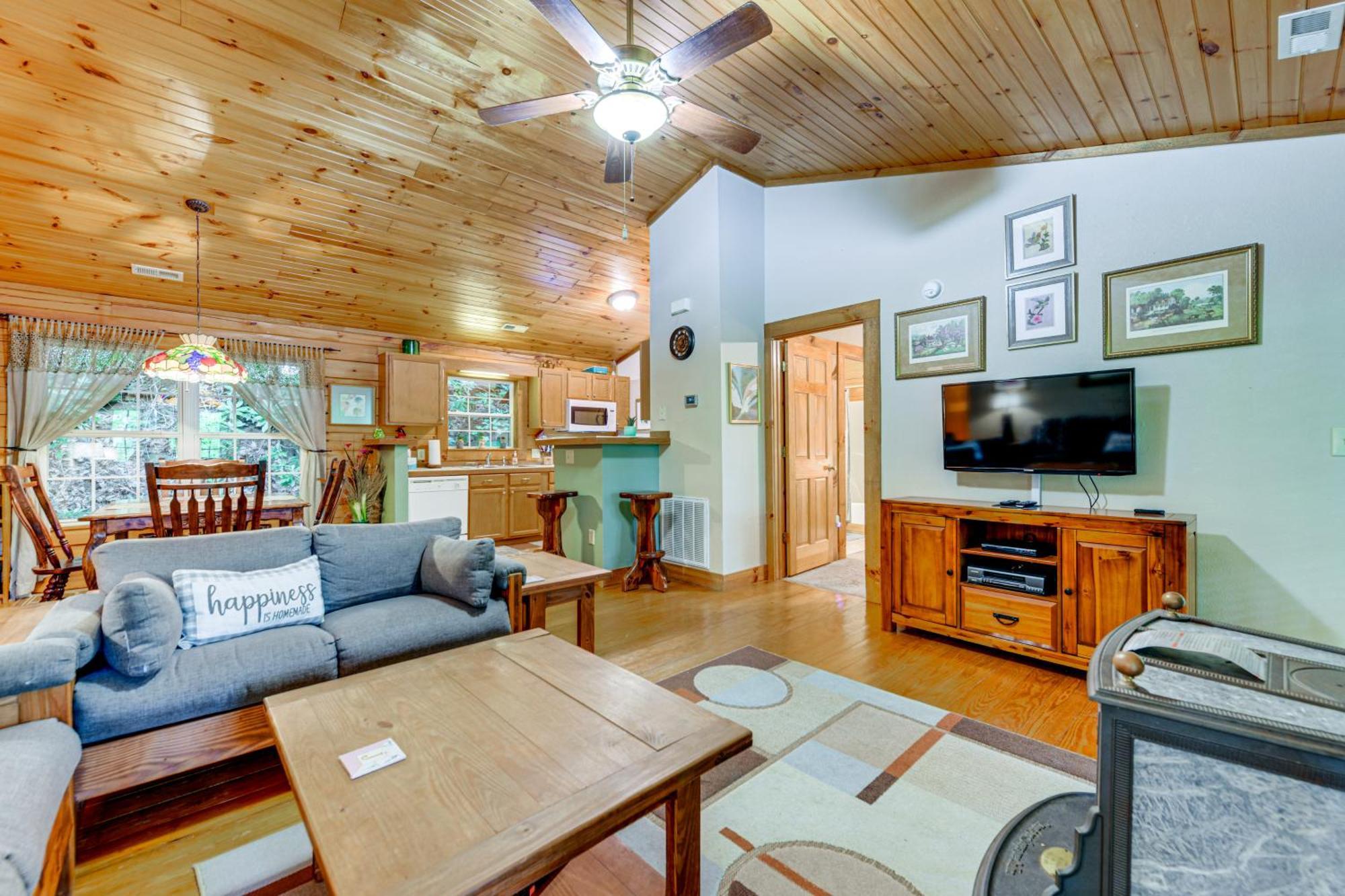 Serene Maggie Valley Retreat With Deck And Hot Tub! Exterior photo