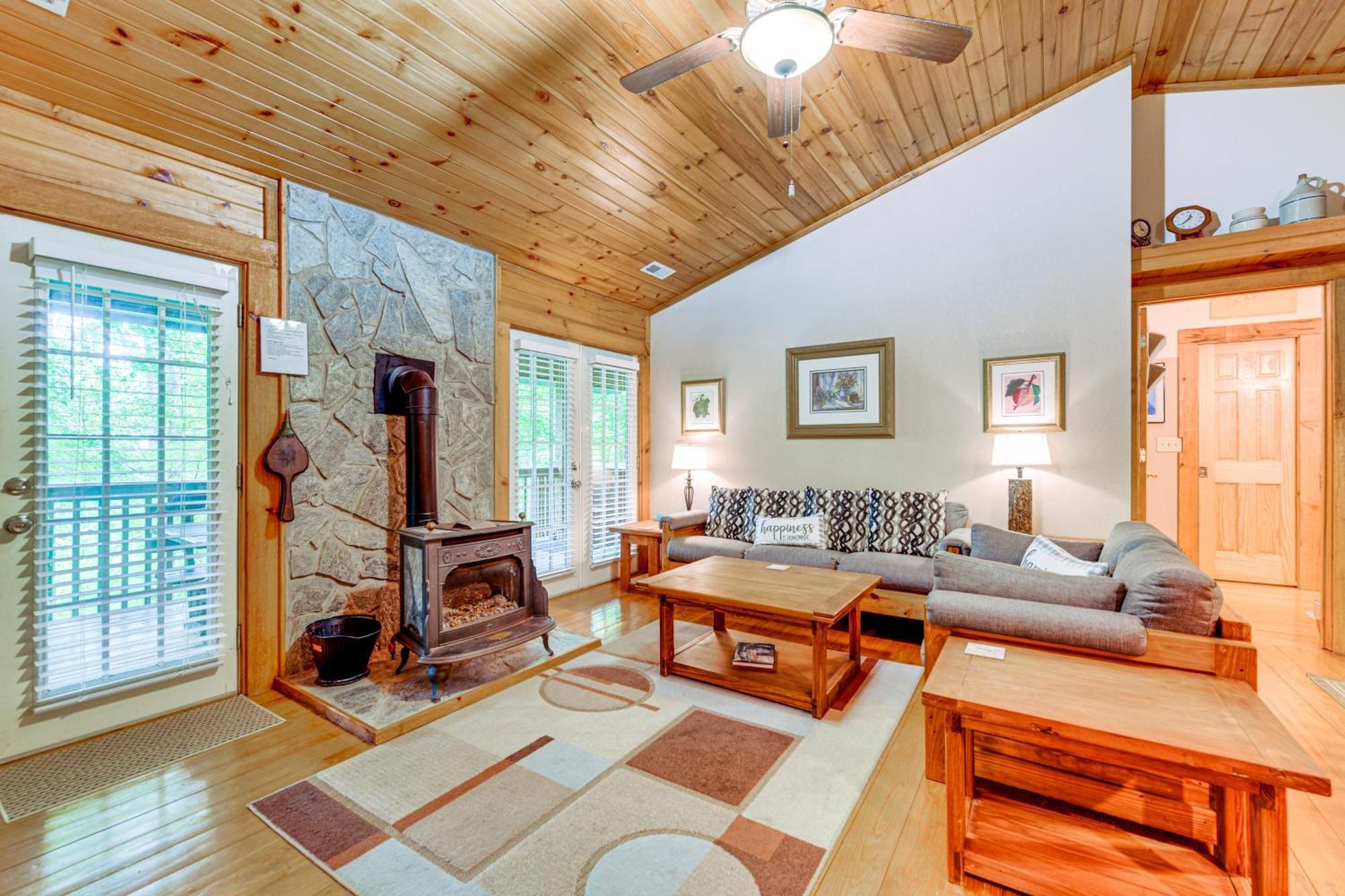 Serene Maggie Valley Retreat With Deck And Hot Tub! Exterior photo