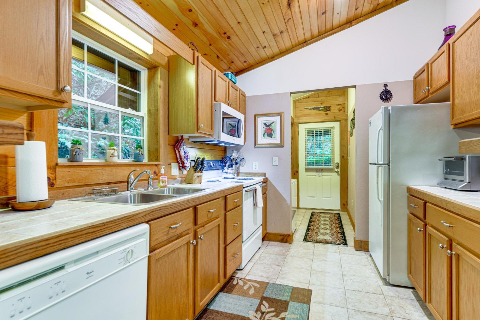 Serene Maggie Valley Retreat With Deck And Hot Tub! Exterior photo
