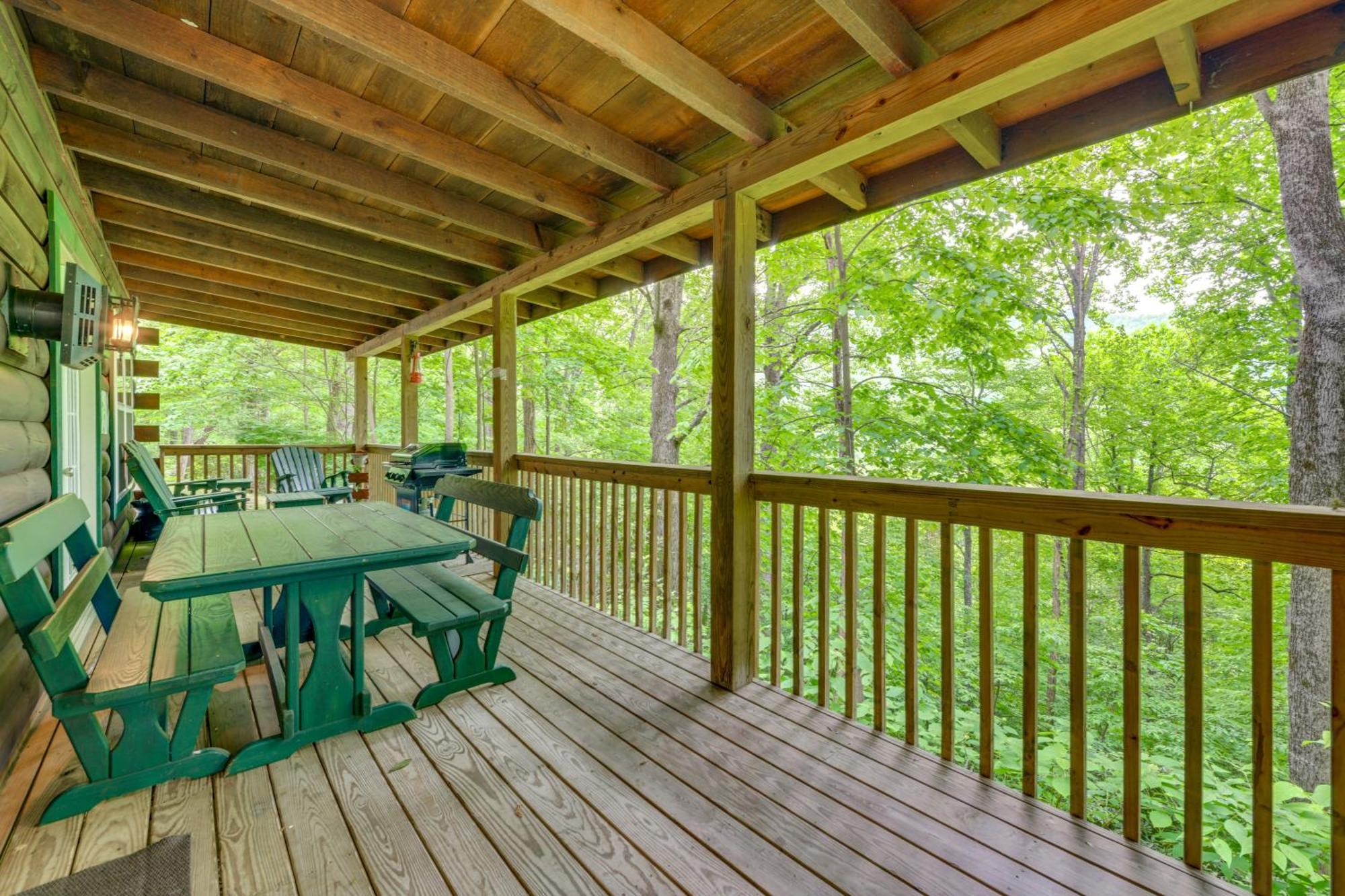 Serene Maggie Valley Retreat With Deck And Hot Tub! Exterior photo