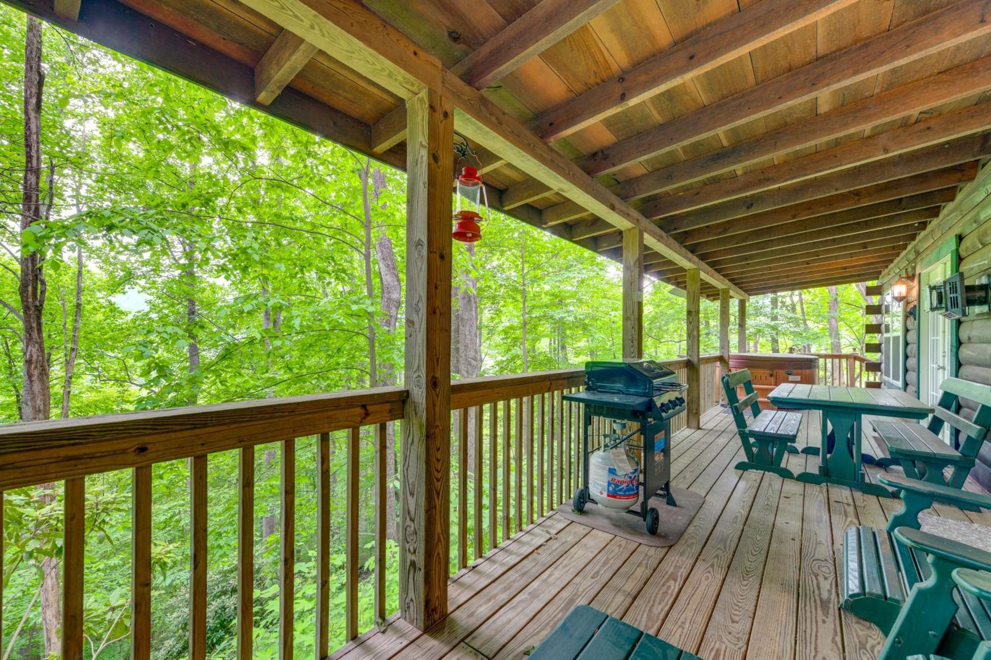 Serene Maggie Valley Retreat With Deck And Hot Tub! Exterior photo