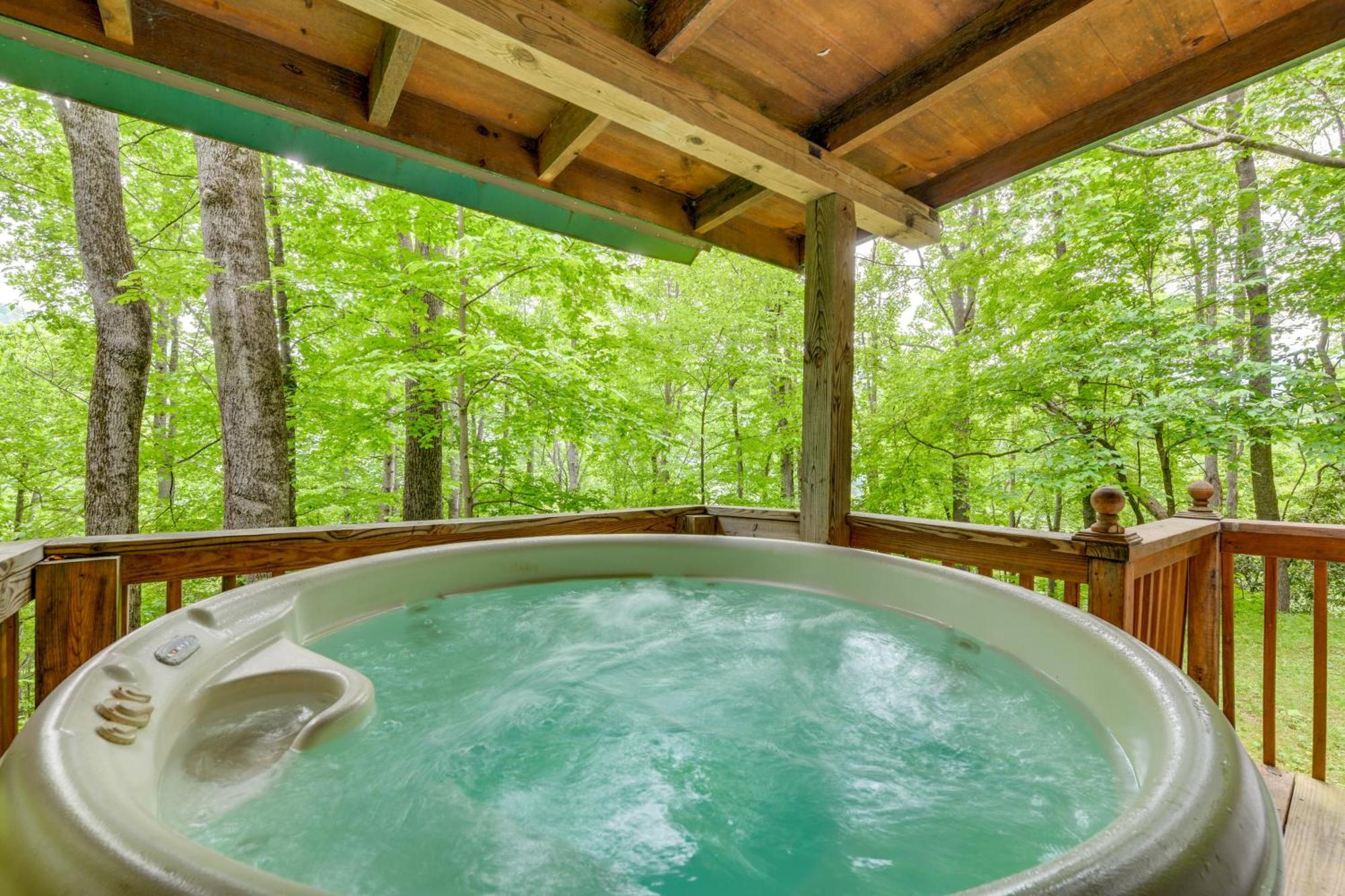 Serene Maggie Valley Retreat With Deck And Hot Tub! Exterior photo
