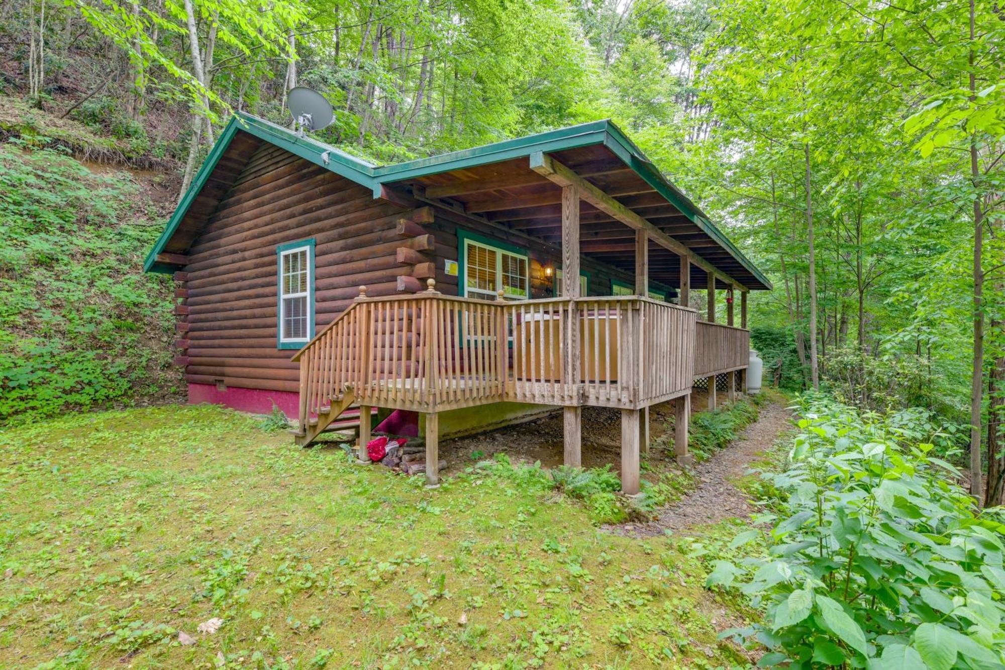 Serene Maggie Valley Retreat With Deck And Hot Tub! Exterior photo