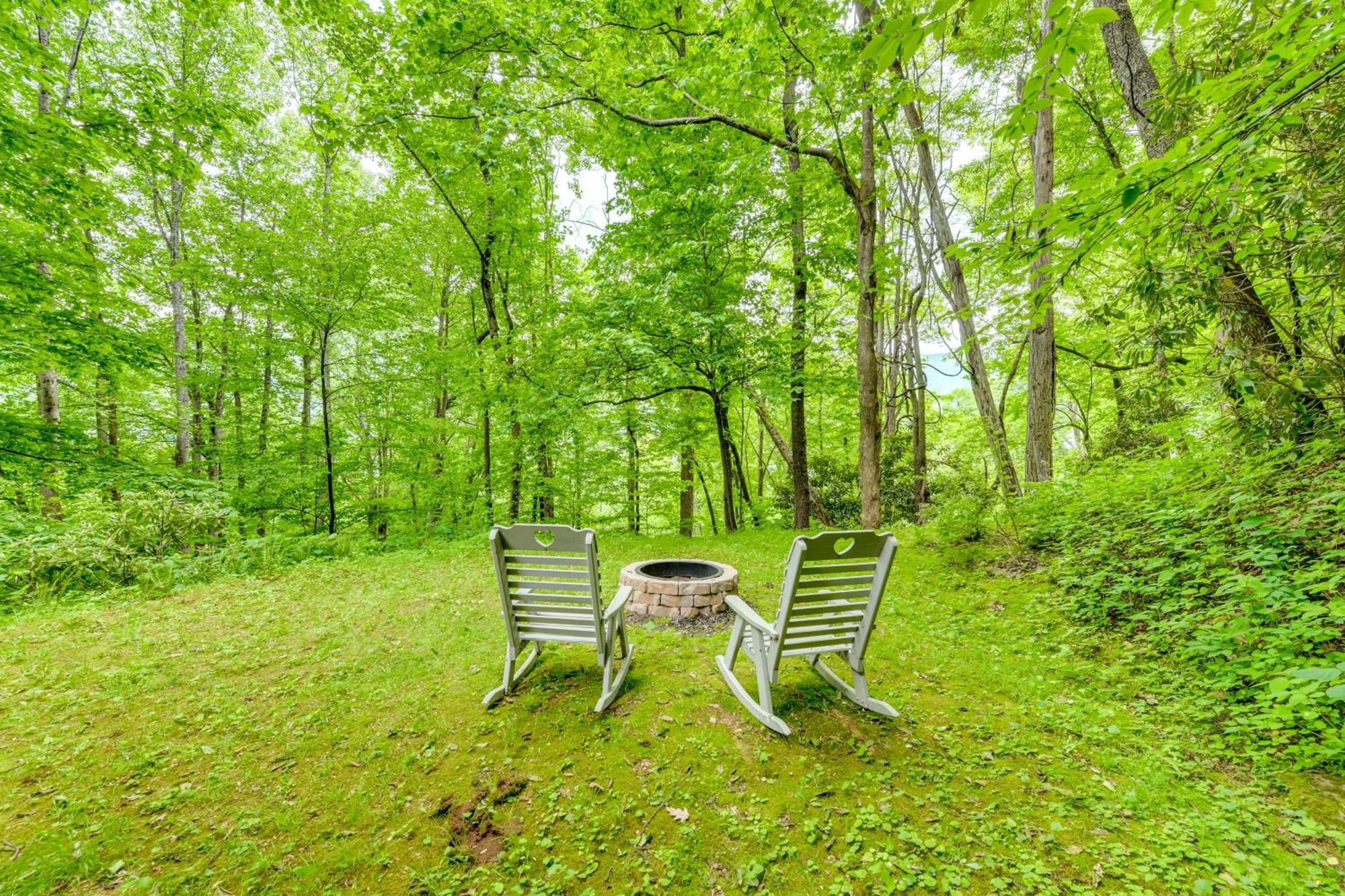 Serene Maggie Valley Retreat With Deck And Hot Tub! Exterior photo